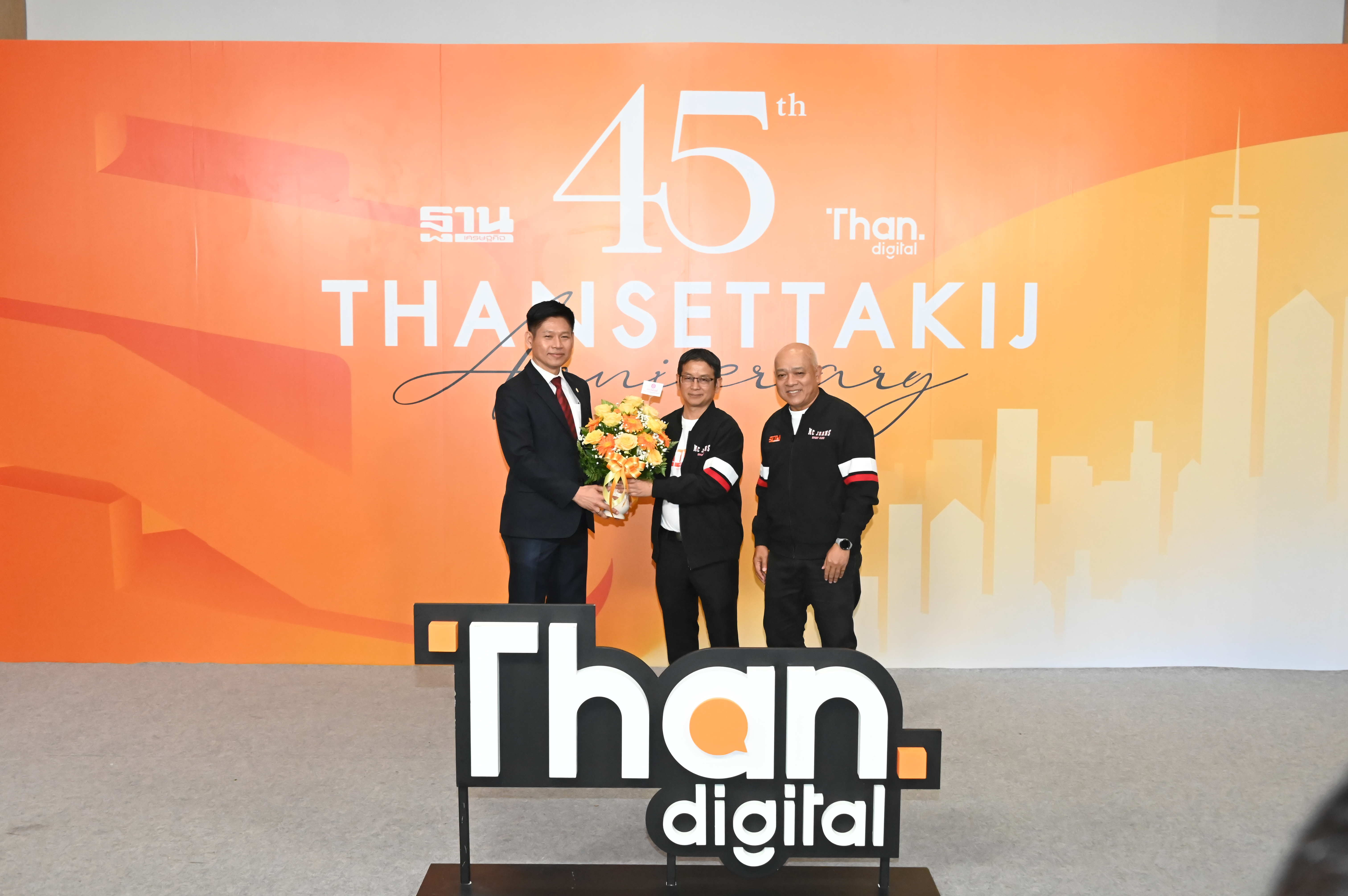 ﻿กรมบังคับคดีร่วมแสดงความยินดีเนื่องในโอกาสหนังสือพิมพ์ฐานเศรษฐกิจ ก้าวสู่ปีที่ 45